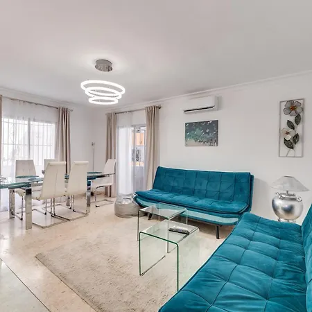 Old Town Apartment *